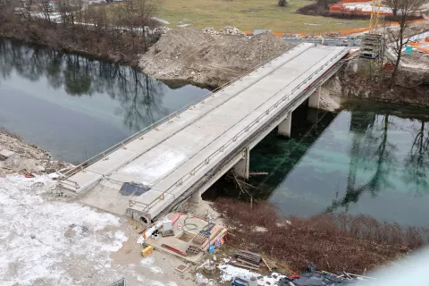 Most pri Planiki zgrajen, zdaj potekajo obrtni&scaron;ka dela