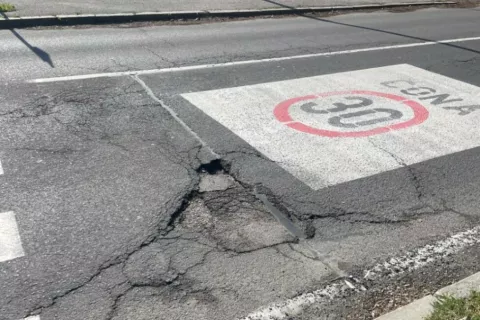 Luknja na cesti / Foto: Asfaltkje.si