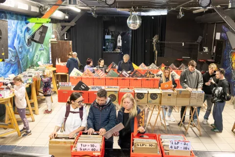 Sejem je privabil &scaron;tevilne obiskovalce vseh generacij, ki so med stojnicami iskali redke izdaje ali dopolnjevali svoje zbirke. / Foto: Matic Zorman