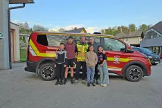 Družina Benedičič-Krapež iz Gorič, ki so ji gasilci PGD Jože Starič Golnik predali zbrana sredstva za pomoč pri sanaciji stanovanja po požaru / Foto: Andreja Joković