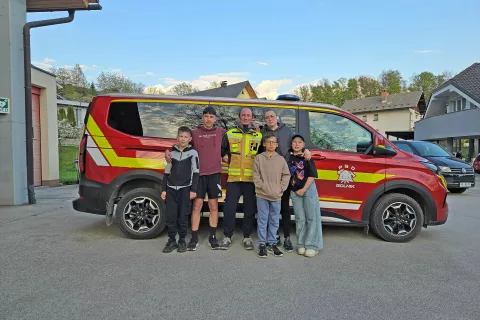 Družina Benedičič-Krapež iz Gorič, ki so ji gasilci PGD Jože Starič Golnik predali zbrana sredstva za pomoč pri sanaciji stanovanja po požaru / Foto: Andreja Joković