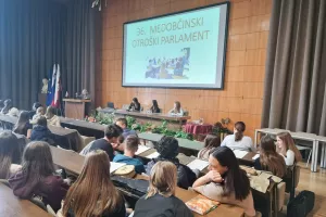 Zasedanje medobčinskega otro&scaron;kega parlamenta v Kranju / Foto: Mateja Rant