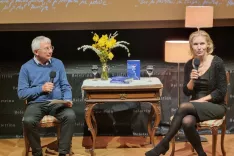 Goran &Scaron;u&scaron;njar v pogovoru s Heleno &Scaron;uklje ob predstavitvi njenega literarnega prvenca. / Foto: Mateja Rant