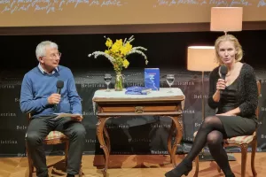 Goran &Scaron;u&scaron;njar v pogovoru s Heleno &Scaron;uklje ob predstavitvi njenega literarnega prvenca. / Foto: Mateja Rant