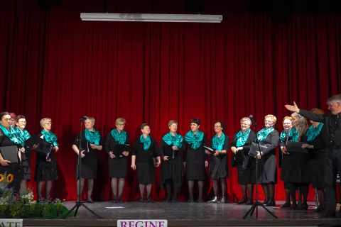 Članice Ženskega pevskega zbora Regine so s pesmijo tudi letos na Kokrico prinesle pomladno vedrino. / Foto: Matic Zorman
