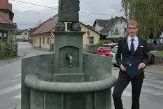 Dr. Jure Voglar pred vodnjakom Gregorja Voglarja v Naklem po zagovoru doktorske disertacije na Fakulteti za strojni&scaron;tvo Univerze v Ljubljani 25. septembra 2019 / Foto:  