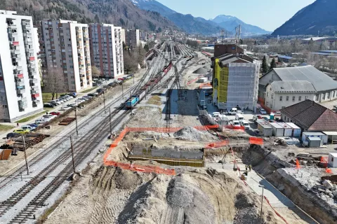 Jesenice so velikansko gradbi&scaron;če, med drugim prenavljajo obstoječi železni&scaron;ki podhod pod tiri in gradijo novega na Kurilni&scaron;ki cesti. / Foto: Direkcija Za Infrastrukturo