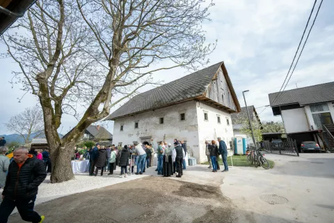 Do poletja v galeriji tudi Oblakovi kipi
