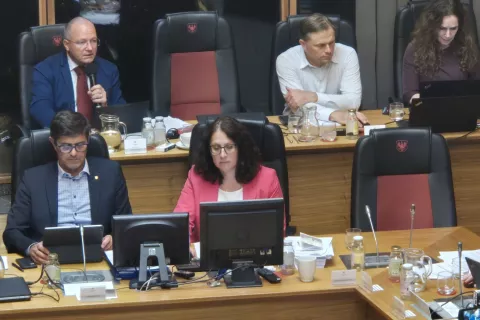 Direktor komunale in mestna svetnica na okopih