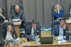 Seja kranjskega mestnega sveta (z leve): podžupanja Manja Zorko, svetnik Janez Černe in župan Matjaž Rakovec / Foto: Simon &Scaron;ubic