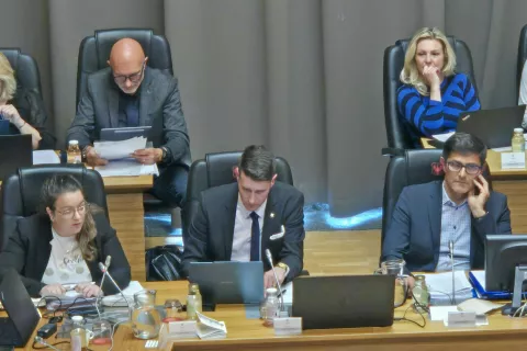 Seja kranjskega mestnega sveta (z leve): podžupanja Manja Zorko, svetnik Janez Černe in župan Matjaž Rakovec / Foto: Simon &Scaron;ubic