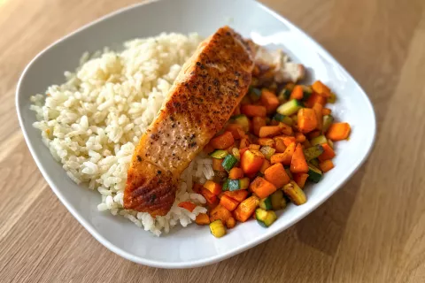 Pečen losos z medom, rižem in zelenjavo / Foto: Erika Jesenko