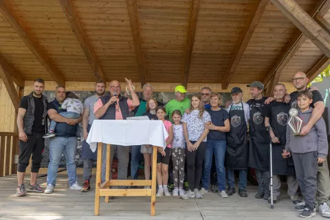 Na odru so se po razglasitvi zbrale tri najbolje uvr&scaron;čene ekipe jubilejne, desete Golažijade, ki so s spretnostjo, okusom in dobro voljo navdu&scaron;ile strokovno komisijo ter obiskovalce. / Foto: Matic Zorman