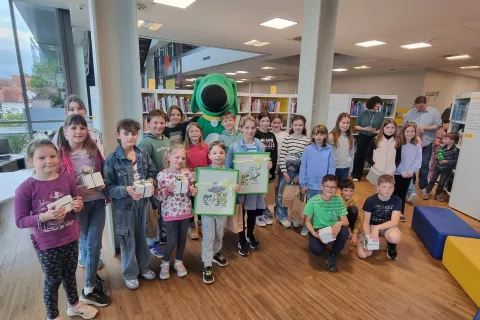 Nagrajenci leto&scaron;njega natečaja Pi&scaron;em zgodbo Modrega psa. / Foto: Mateja Rant