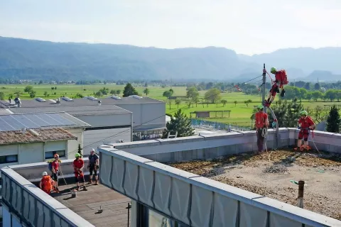 PGD Begunje je v praznovanje 140-letnice delovanja vključilo tudi izvedbo skupne požarne vaje s podjetjem Elan. / Foto: Katja Kobe (arhiv Elana) / Foto: 