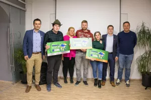 Najbolj&scaron;e tri ekipe leto&scaron;njega tridnevnega Vseslovenskega turističnega startup vikenda s predstavniki komisije / Foto: Ales Senožetnik