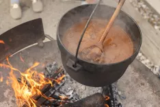 Tekmovanje v kuhanju golaža na odprtem ognju - Godič Golaž Open. Godič, Stahovica, 18. 4. 2026 / Foto: Matic Zorman