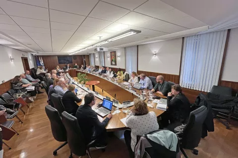 Kamni&scaron;ki občinski svetniki so na aprilski seji razpravljali tudi o programih oskrbe s pitno vodo in odvajanja odpadne in padavinske vode. / Foto: Ale&scaron; Senožetnik