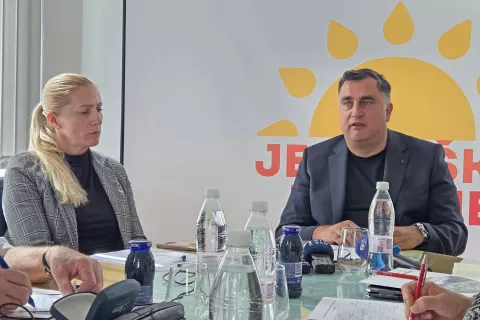 Alma Rekić iz TIC Jesenice in jeseni&scaron;ki župan Peter Bohinec sta predstavila majsko dogajanje v vaseh pod Golico. / Foto: Ur&scaron;ka Peternel