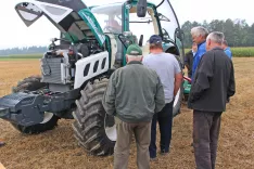 Država spodbuja prenos kmetij s starej&scaron;e na mlaj&scaron;e. Slika je simbolična. / Foto: Cveto Zaplotnik