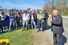 Anton Medved (na sliki pred protestniki v bližini Brda) je sindikat kmetov vodil dvanajst let. / Foto: Cveto Zaplotnik