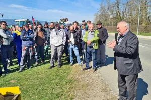 Anton Medved (na sliki pred protestniki v bližini Brda) je sindikat kmetov vodil dvanajst let. / Foto: Cveto Zaplotnik