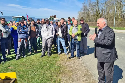 Anton Medved (na sliki pred protestniki v bližini Brda) je sindikat kmetov vodil dvanajst let. / Foto: Cveto Zaplotnik