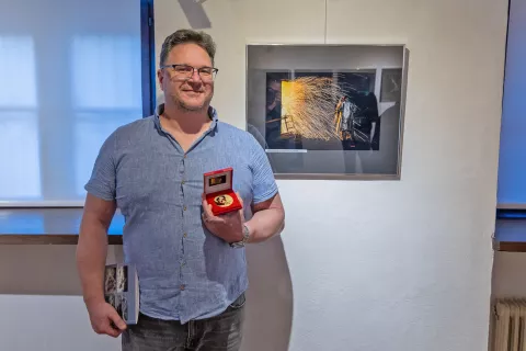 V kategoriji človek in kovina je prvo nagrado prejel Gregor Vidmar, član Fotografskega dru&scaron;tva Jesenice, za fotografijo Rezalec. Kot je povedal, je fotografijo z iskrami obdanega rezalca posnel v podjetju SIJ Acroni, ki je fotografom omogočilo ogled dela proizvodnje. / Foto: Luka Kavčič