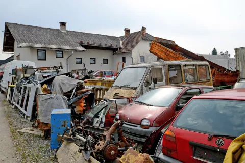 Del odlagali&scaron;ča, kjer so poleg izrabljenih vozil tudi posamezni deli in nekateri drugi odpadki / Foto: Tina Kosec