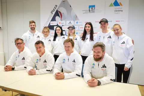 Slovenska reprezentanca &scaron;portno plezanje predstavitev pred sezono 2026 na fotografiji z leve stojijo Anže Peharc, Lucija Tarku&scaron;, Mia Krampl, Janja Garnbret, Lučka Rakovec, Luka Potočar in Ajda Rem&scaron;kar, sedijo Luka Fonda, Gorazd Hren, Anže &Scaron;tremfelj in Domen &Scaron;vab / Foto: Tina Dokl