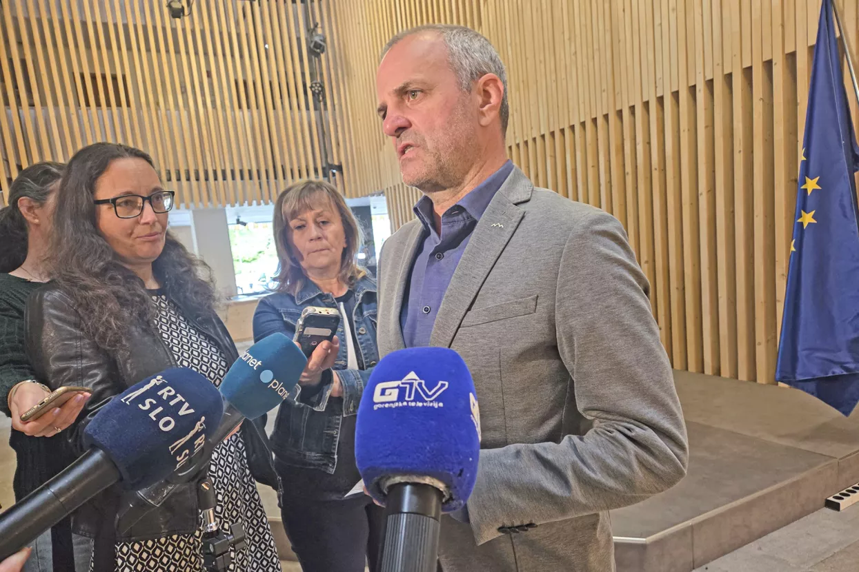 Še naprej na nasprotnih bregovih