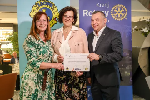 Dobrodelna večerja za nakup robotske rokavice