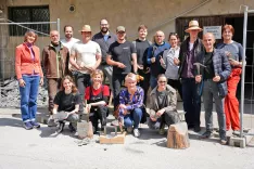 Udeleženci delavnice o izdelavi skrila za kritje streh, ki je 16. in 17. aprila potekala v &Scaron;kofji Loki. Na levi sekretarka Združenja zgodovinskih mest Slovenije Mateja Hafner Dolenc. / Foto: Veronika Rihtar&scaron;ič
