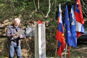 Pred kapni&scaron;ko skalo s spominsko plo&scaron;čo je zbrane nagovoril predsednik organizacije Zveze borcev za vrednote NOB Duplje Gorazd Kokalj. / Foto: Jože Ko&scaron;njek