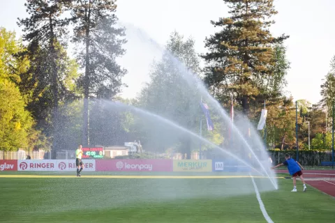 nogomet NK Triglav vs NK Kr&scaron;ko zalivanje su&scaron;a trava / Foto: Tina Dokl