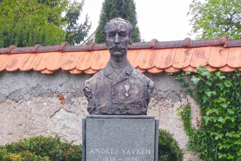 Andreju Vavknu, ki je uglasbil &scaron;tevilne cerkvene Marijine pesmi, so v Cerkljah, kjer je učil, igral in tudi županoval, postavili doprsni kip. / Foto: Tanja Benedik