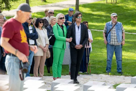 Spominska proslava ob obletnici osvoboditve zapornikov Begunje na GorenjskemGrobi&scaron;ča talcev, Grajski park Begunje, 4. maj 2026Slavnostna govornica Ur&scaron;ka Klakočar Zupančič, slovenska pravnica, političarka in pisateljica, biv&scaron;a predsednica DZ RSin partner Bor Zuljan, slovenski kitarist / Foto: Nik Bertoncelj