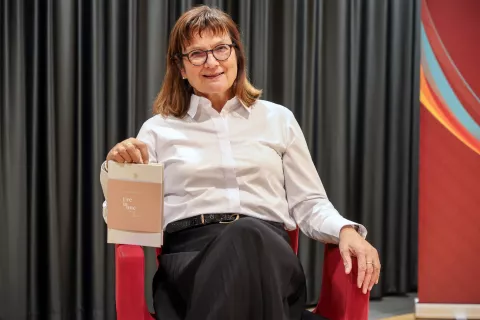 predstavitev Alenka Jensterle Doležal Ure in one otrokom in pesnicam Kresn&iacute;ce 2024/25 / Foto: Tina Dokl