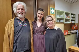 Sopranistka Veronika Lesjak (v sredini) skupaj s svetovno slavno mezzosopranistko Bernardo Fink Inzko in &scaron;entjakobskim župnikom Jurijem Buchom. / Foto: Jože Ko&scaron;njek