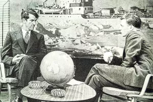 Attenborough (desno), ko je na začetku svoje kariere (27. marca 1956) intervjuval Edmunda Hilaryja, prvega pristopnika na Everest. / Foto: Wikipedija