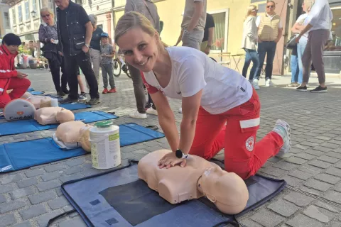 Območna enota Združenja Rdečega križa je med drugim prikazala postopke oživljanja. / Foto: Klara Mrak