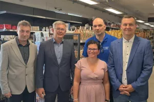 V novi trgovini: (od leve) direktor zadruge Bo&scaron;tjan Luznar, predsednik Janez Okorn, prodajalca Karmen &Scaron;peh in Aljo&scaron;a Peter ter poslovodja Borut Dolanc / Foto: Cveto Zaplotnik
