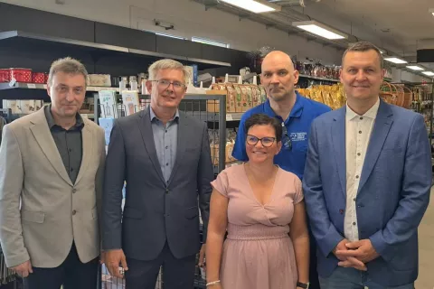 V novi trgovini: (od leve) direktor zadruge Bo&scaron;tjan Luznar, predsednik Janez Okorn, prodajalca Karmen &Scaron;peh in Aljo&scaron;a Peter ter poslovodja Borut Dolanc / Foto: Cveto Zaplotnik