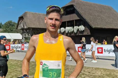 Domen Hafner iz Žabnice je zmagal na najdalj&scaron;i, polmaratonski razdalji. / Foto: Maja Bertoncelj