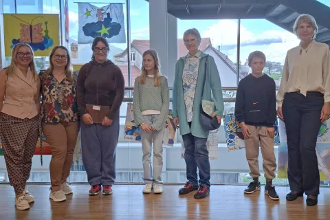 Pri projektu so sodelovali učenci treh kranjskih &scaron;ol, stari med 11 in 13 let. Plakati so nastajali pod budnim očesom njihovih mentorjev. Na fotografiji so najbolj&scaron;i, tudi v družbi koordinatorice pri kranjskih Lionsih Sonje Topor&scaron; (levo). / Foto: Maj Peterka