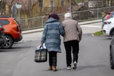 Medgeneracijski projekt Dotik spominov dijakinje Srednja &scaron;ola Jesenice S&Scaron;J in stanovalci Dom upokojencev dr. Franceta Berglja JeseniceSimbolična fotografija upokojenci starej&scaron;i dom upokojencev / Foto: Nik Bertoncelj