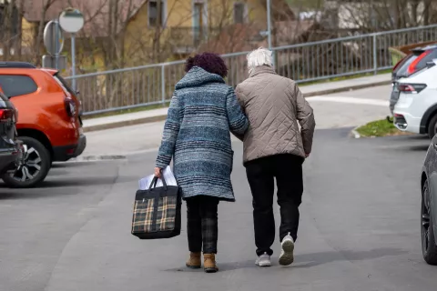 Medgeneracijski projekt Dotik spominov dijakinje Srednja &scaron;ola Jesenice S&Scaron;J in stanovalci Dom upokojencev dr. Franceta Berglja JeseniceSimbolična fotografija upokojenci starej&scaron;i dom upokojencev / Foto: Nik Bertoncelj