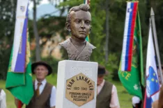 doprsni kip pobudnika čebelarstva Fran Lakmayer duhovnik Napisal je knjigo Umni čebelar, Med službovanjem v Preddvoru je napisal tudi priročnik Napredno čebelarstvo Preddvor kip sta odkrila župan Miran Zadnikar in predsednik Čebelarskega dru&scaron;tva Franc Lakmayer Preddvor Jožef Kokl / Foto: Tina Dokl