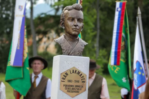 doprsni kip pobudnika čebelarstva Fran Lakmayer duhovnik Napisal je knjigo Umni čebelar, Med službovanjem v Preddvoru je napisal tudi priročnik Napredno čebelarstvo Preddvor kip sta odkrila župan Miran Zadnikar in predsednik Čebelarskega dru&scaron;tva Franc Lakmayer Preddvor Jožef Kokl / Foto: Tina Dokl