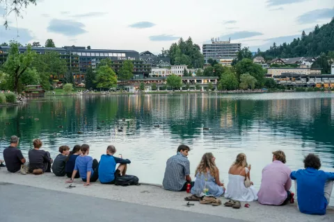 Lučke na Blejskem jezeruBlejska promenada Simbolična fotografija Občina Bled / Foto: Nik Bertoncelj